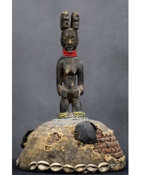 Czapka szamana. Drewno....