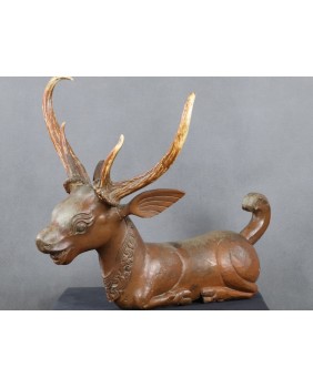 Jeleń. Drewno. Róg...