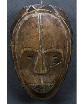 Maska. Drewno. Polichromia....