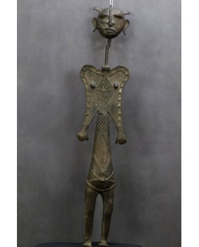 Postać z maską. Brąz....