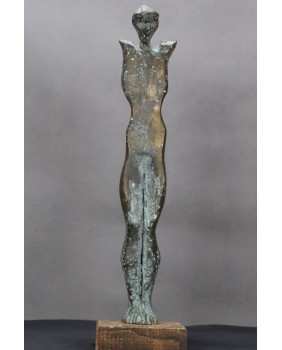 Postać z pochyloną głową....