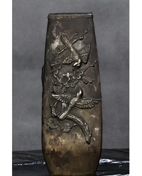 Wazon z żurawiami. Brąz....