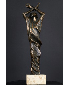 Mężczyzna unoszący róg....