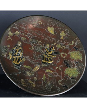 Talerz. Scena w ogrodzie....