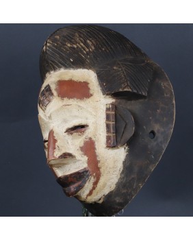 Biała maska. Punu. Drewno....