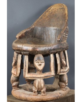 Stołek wodza. Drewno....