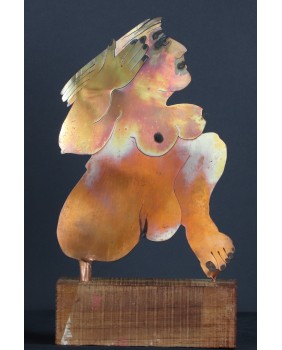 Kobieta poprawiająca włosy....