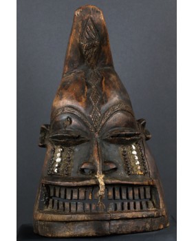 Maska Mangbetu. Drewno....