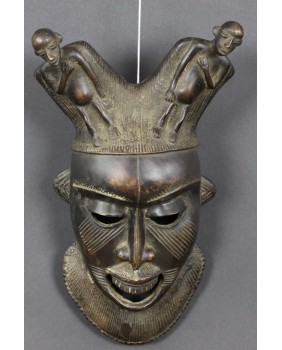 Maska rodowa. Bamum. Brąz....