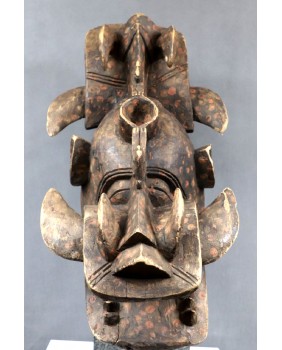 Maska ziejąca ogniem....