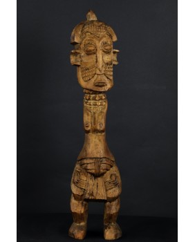 Kobieta bez rąk. Drewno....