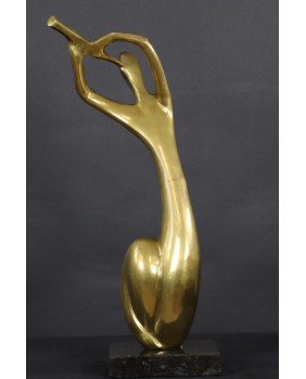 Grająca na flecie. Mosiądz....