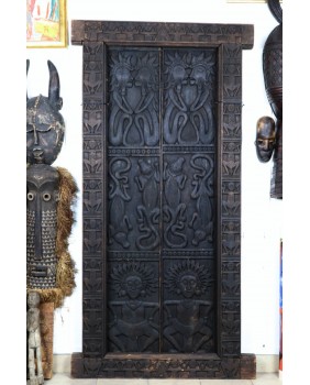 Drzwi domu modlitw. Drewno....