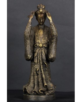 Gejsza upinająca włosy....