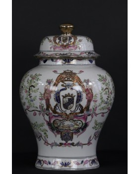 Waza herbowa. Porcelana....