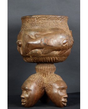 Rzeźbiona misa. Drewno....