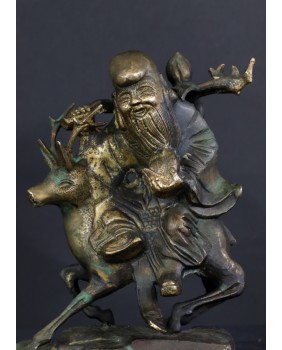 Wesoły krasnal na reniferze