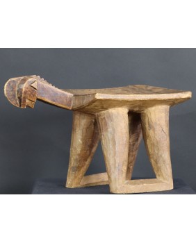 Stołek. Drewno. Lobi....