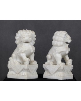 Lwy. Marmur. Chiny. XX wiek.