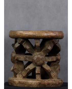 Stołek z pająkami. Drewno....