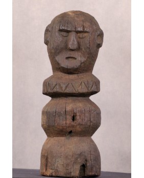 Głowa przodka. Drewno....