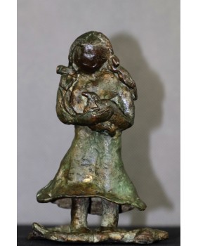 Dziewczynka trzymająca w...