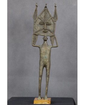 Postać trzymająca maskę....