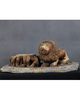 Lew przy studni. Ceramika....