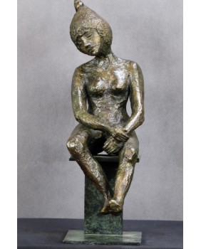 Akt. Siedząca w czapce....