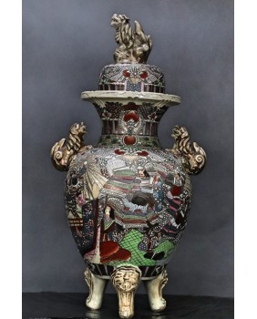 Wazon z pokrywą. Ceramika....