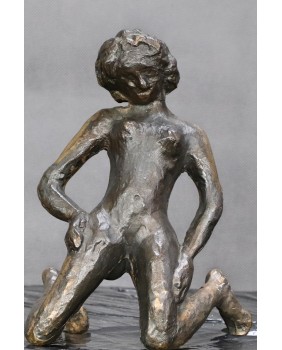 Akt. Klęcząca. Brąz....